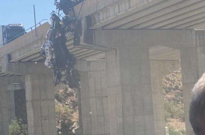 La cabina de uno de los camiones, colgando sobre un puente