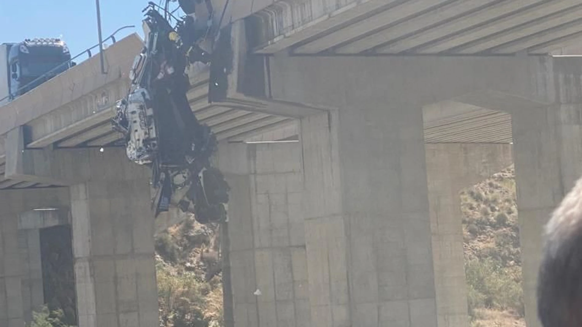 La cabina de uno de los camiones, colgando sobre un puente