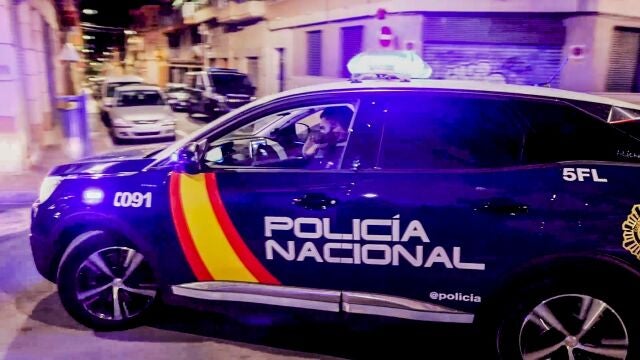La Policía dispara en un pie a un hombre con un hacha que tocó a una menor
