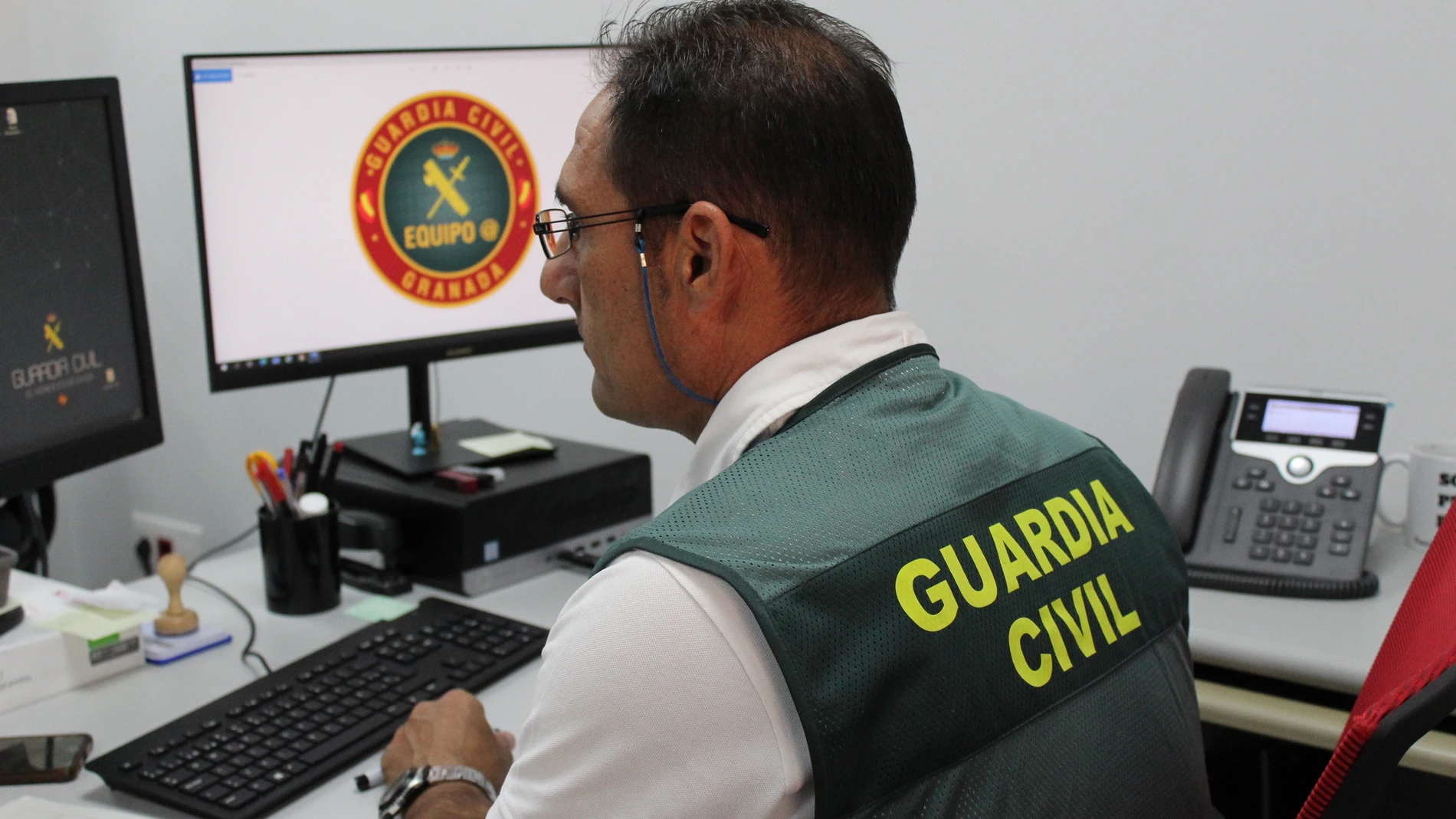 Un agente de la Guardia Civil de Granada
