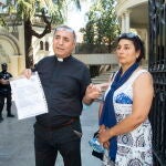 Teodoro González, y Tahany Al-Alim, de la Congregación Religiosa Fe y Esperanza y la Unión Esperanza Gitana por la Humanidad que junto a la Plataforma Nacional de Derechos Humanos, entregaron, en la subdelegación del Gobierno en Granada, un manifiesto con motivo de los sucesos ocurridos en Íllora. EFE/Miguel Ángel Molina