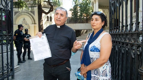 Teodoro González, y Tahany Al-Alim, de la Congregación Religiosa Fe y Esperanza y la Unión Esperanza Gitana por la Humanidad que junto a la Plataforma Nacional de Derechos Humanos, entregaron, en la subdelegación del Gobierno en Granada, un manifiesto con motivo de los sucesos ocurridos en Íllora. EFE/Miguel Ángel Molina