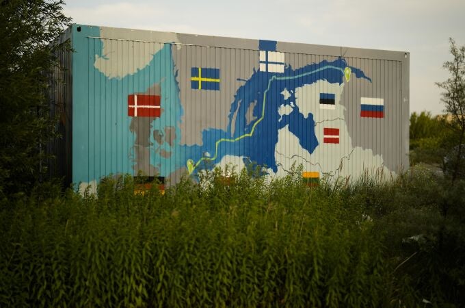 Un mural pintado sobre un contenedor en la ciudad alemana de Lubmin muestra el recorrido del gasoducto Nordstream, por el que llega el gas ruso a Europa