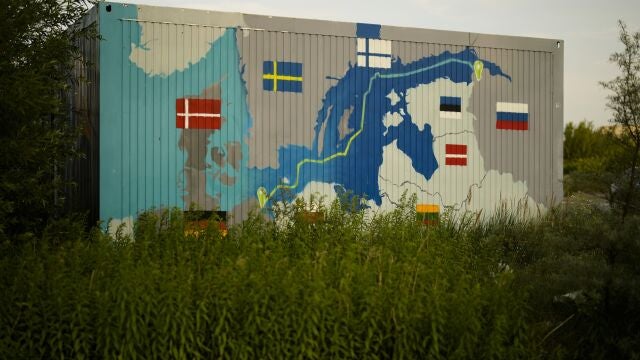 Un mural pintado sobre un contenedor en la ciudad alemana de Lubmin muestra el recorrido del gasoducto Nordstream, por el que llega el gas ruso a Europa