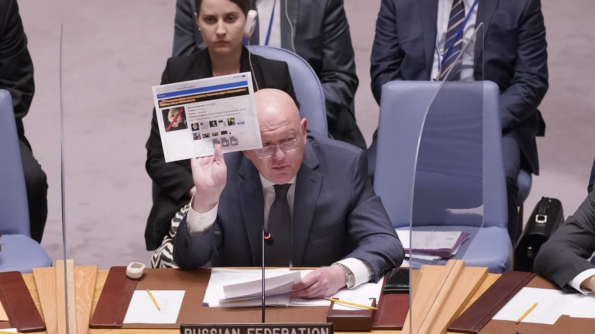 El embajador ruso ante las Naciones Unidas, Vasily Nebenzya, sostiene una foto de Daria Dugina durante una reunión del Consejo de Seguridad sobre las amenazas a la paz y la seguridad internacionales