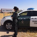 Una agente de la Guardia Civil, en La Carlota