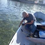 Un técnico realiza mediciones de los valores de oxígeno en el Mar Menor