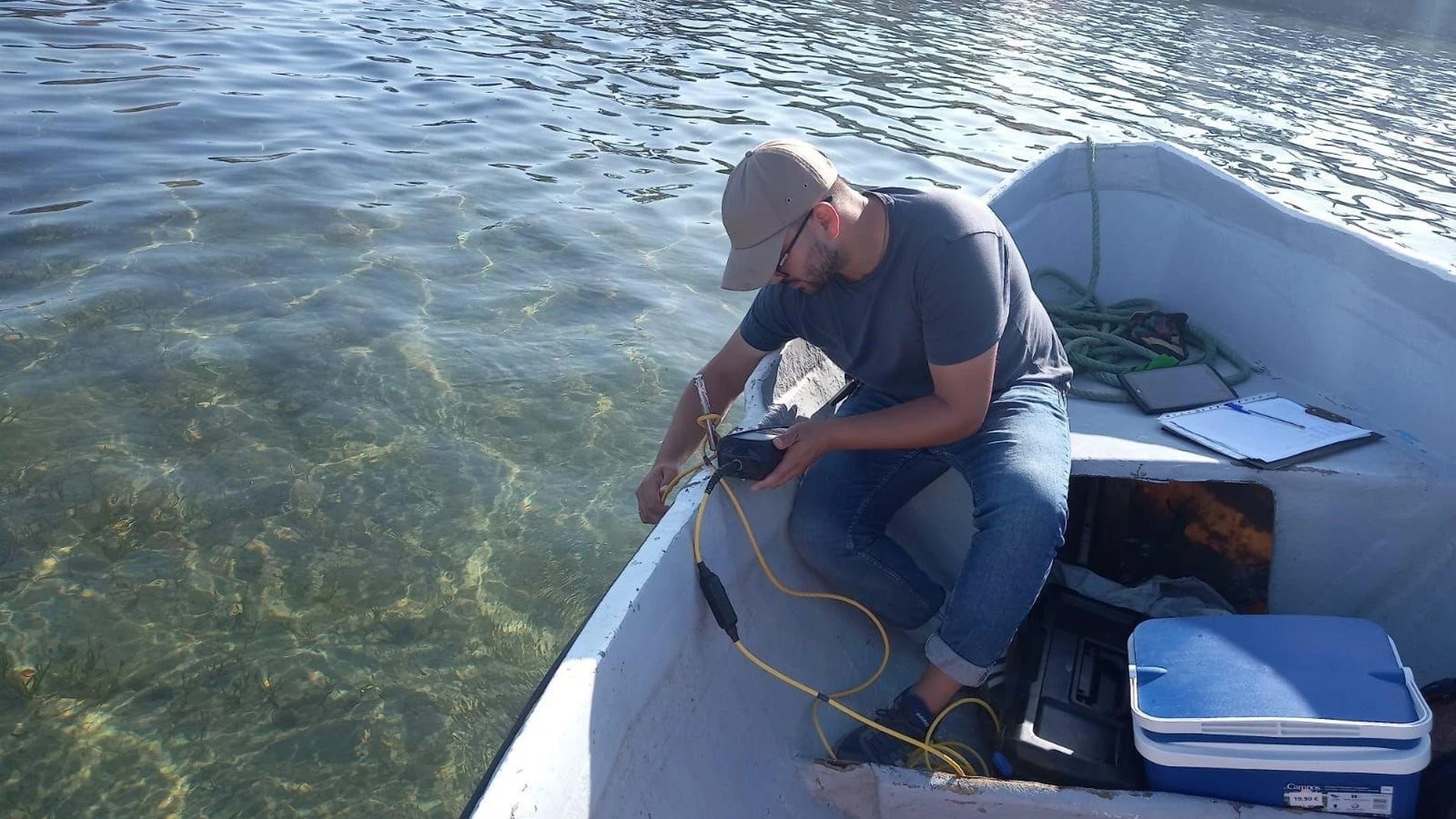 Un técnico realiza mediciones de los valores de oxígeno en el Mar Menor