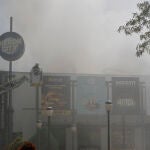 Bomberos trabajan en la extinción del incendio que se ha producido este mediodía en el restaurante Foster's Hollywood situado en el centro comercial Heron City de la localidad madrileña de Las Rozas. EFE/Luis Millán