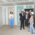 El consejero de Medio Ambiente, Vivienda y Ordenación del Territorio, Juan Carlos Suárez-Quiñones: acompañado de la presidenta de la Diputación, Ángeles Armisén (2D); de la alcaldesa de Aguilar de Campoo, María José Ortega (D), entre otros, visita la primera fase de la promoción de viviendas de protección pública en Aguilar de Campoo