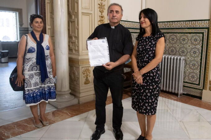 Teodoro González entrega el manifiesto a la subdelegada del Gobierno en Granada, Inmaculada López