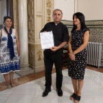 Teodoro González entrega el manifiesto a la subdelegada del Gobierno en Granada, Inmaculada López