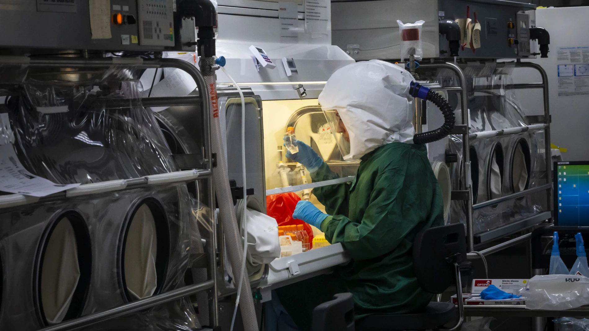 Un científico trabaja en un centro de investigación de un laboratorio español