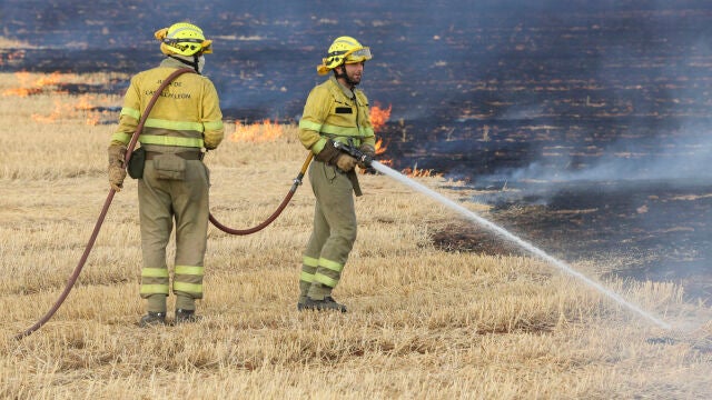 Efectivos del Cuerpos de Bomberos trabajan en la extinción de un incendio
