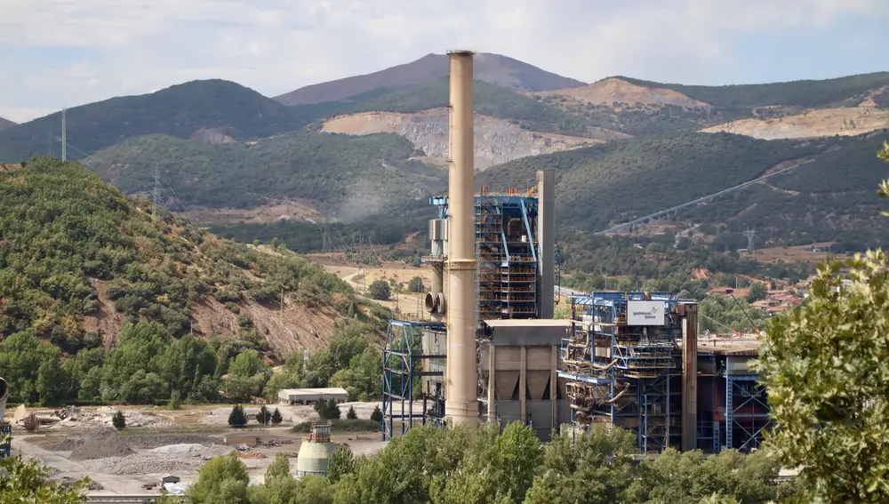 Voladura de la chimenea de la central térmica de La Robla (León)