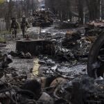 Soldados caminan entre tanques rusos destruidos en Bucha, en las afueras de Kiev, Ucrania, el 3 de abril de 2022.