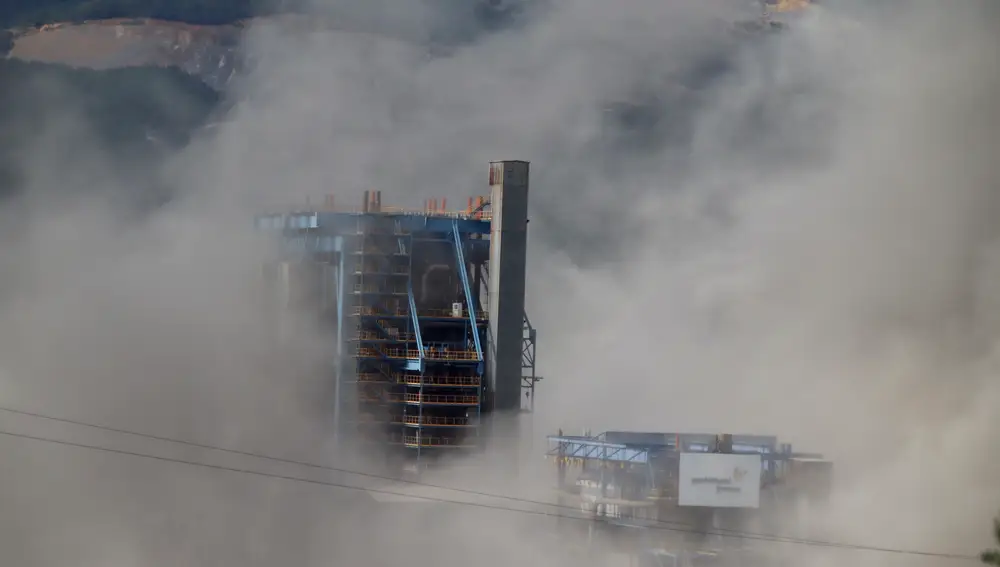 Voladura de la chimenea de la central térmica de La Robla (León)