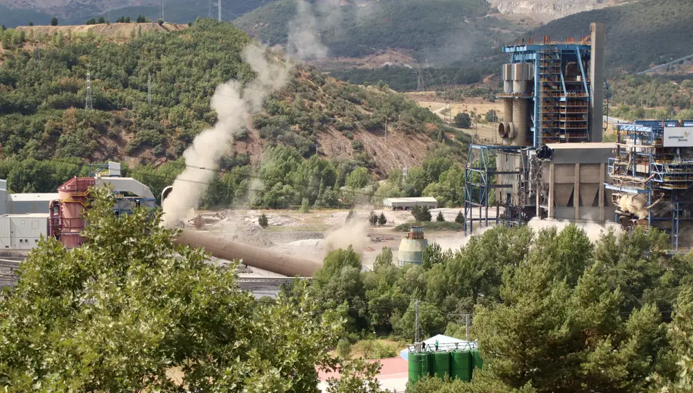 Voladura de la chimenea de la central térmica de La Robla (León)