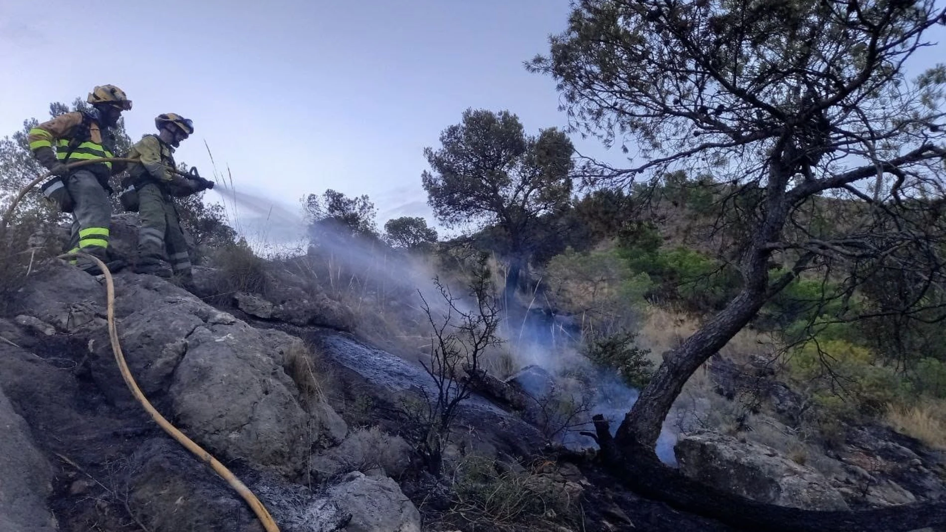 Bomberos intervienen en la extinción de un incendio declarado en la Sierra del Serral, en Yecla (Murcia)