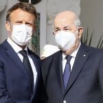 El presidente francés, Emmanuel Macron, junto a su homólogo argelino Abdelmajid Tebboune, en Argel