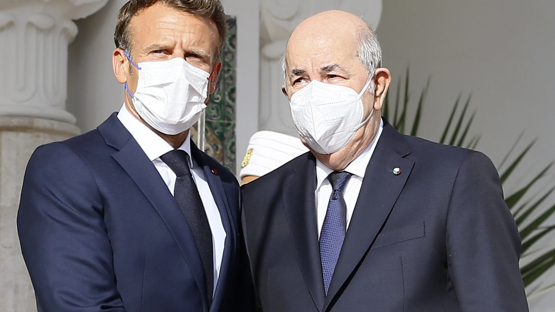 El presidente francés, Emmanuel Macron, junto a su homólogo argelino Abdelmajid Tebboune, en Argel