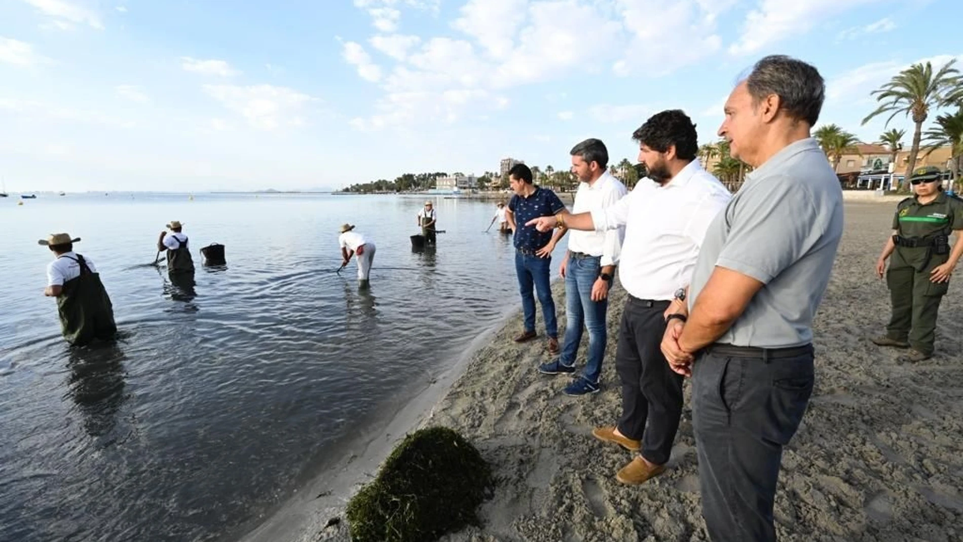 López Miras atribuye la ausencia de anoxia en el Mar Menor a la retirada de 17.000 toneladas de biomasa