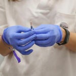 Una sanitaria prepara una vacuna de viruela del mono en el Centro de Vacunacion regional de la Comunidad de Madrid