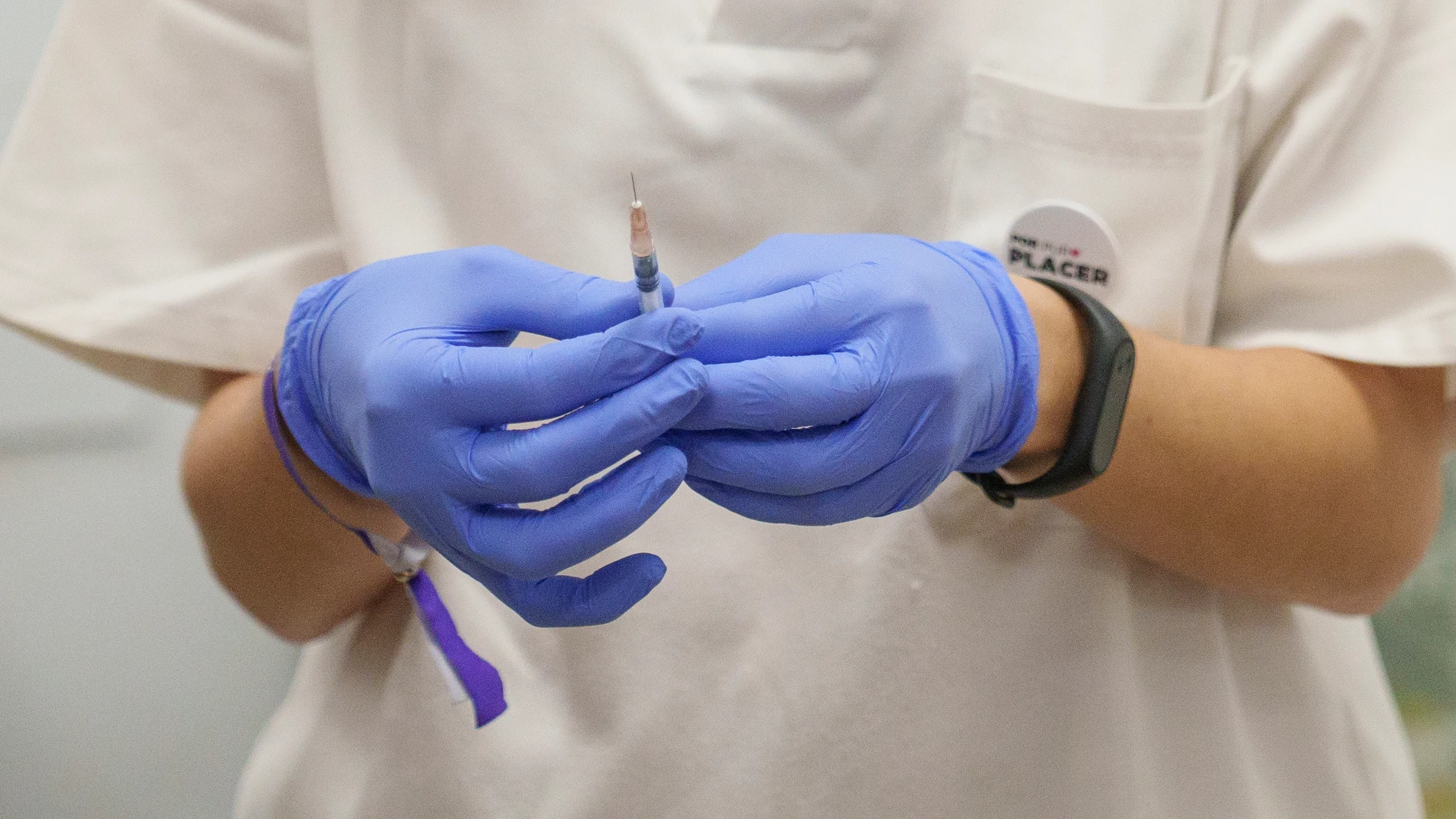 Una sanitaria prepara una vacuna de viruela del mono en el Centro de Vacunacion regional de la Comunidad de Madrid