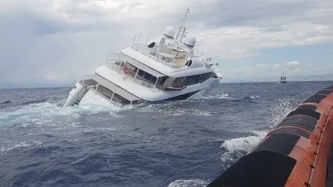 Momento en el que el yate My Saga se hunde en el sur de Italia