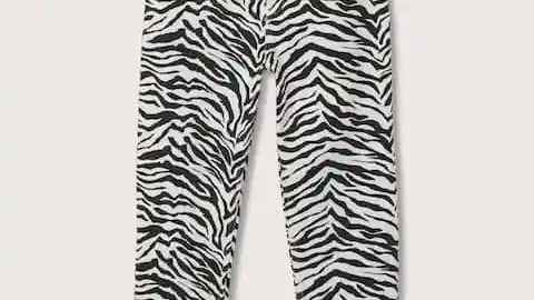 Jeans mom animal print, de Mango