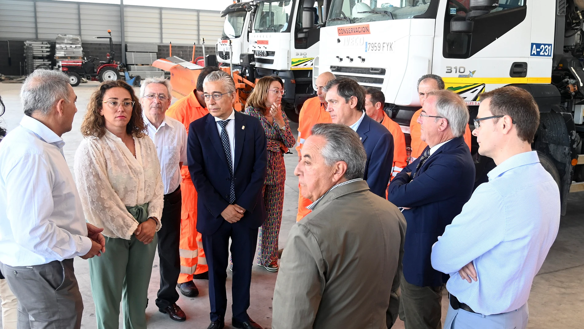 La consejera de Movilidad y Transformación Digital, María González Corral, visita el Centro de Conservación de Carreteras de Olmillos de Sasamón