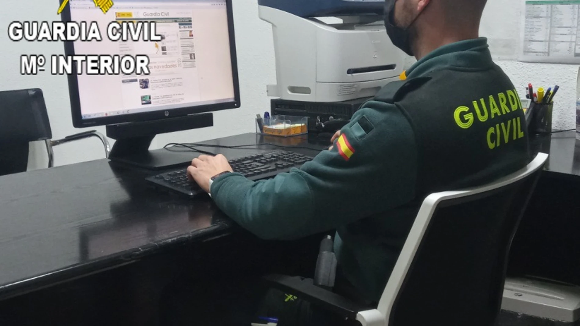 Un agente de la Guardia Civil en tareas de investigación