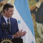 El presidente del Gobierno, Pedro Sánchez, aplaude durante unas declaraciones a la prensa en Tegucigalpa