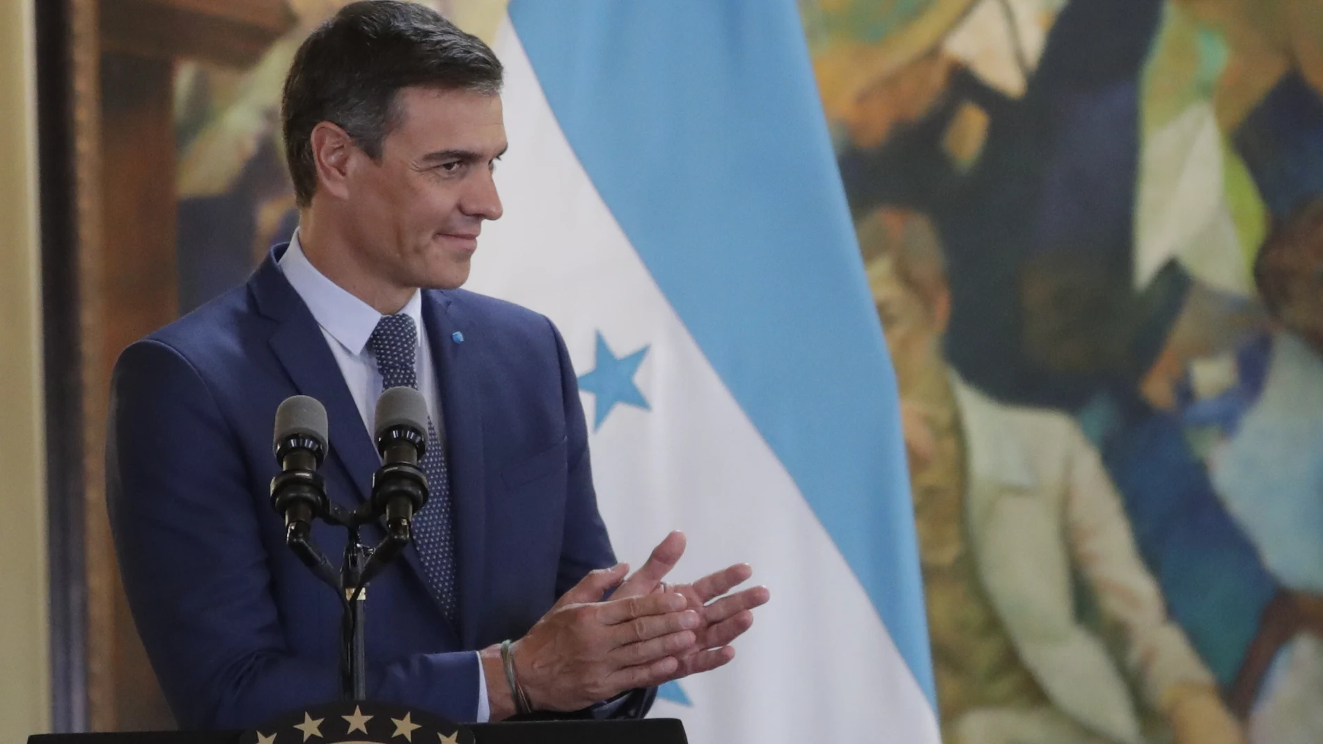 El presidente del Gobierno, Pedro Sánchez, aplaude durante unas declaraciones a la prensa en Tegucigalpa