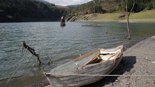Restos del núcleo urbano que quedó anegado cuando se construyó la presa en Negueira de Muñiz, Lugo