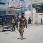 Fuerzas de seguridad somalíes patrullan los alrededores del Hotel Hayat en Mogadiscio.