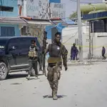 Fuerzas de seguridad somalíes patrullan los alrededores del Hotel Hayat en Mogadiscio.