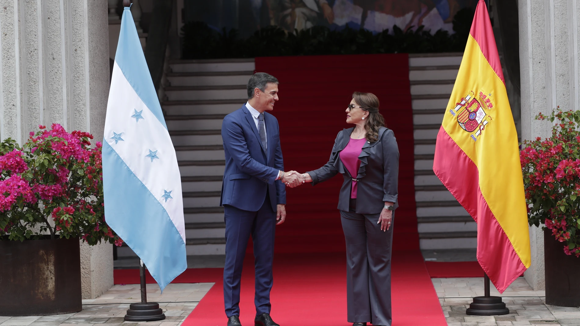 La presidenta de Honduras, Xiomara Castro, recibe al presidente del Gobierno español, Pedro Sánchez, hoy, en la Casa Presidencial, en Tegucigalpa (Honduras).