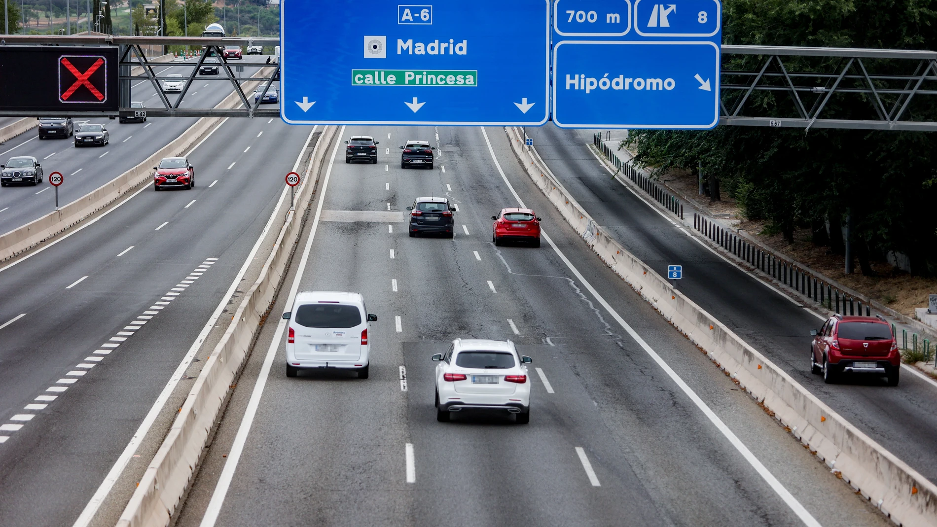 Varios vehículos circulan por la autovía A-6 durante el primer día de la Operación ‘Retorno del verano’, a 26 de agosto de 2022, en Madrid (España). La Dirección General de Tráfico (DGT) ha puesto en marcha desde hoy a las 15,00 horas hasta el 28 de agosto una serie de medidas de regulación, ordenación y vigilancia del tráfico dentro de la Operación Especial de Tráfico 'Retorno del verano 2022', con el objetivo de dar cobertura a los 978.000 desplazamientos que se han previsto para estos días.
26 DE AGOSTO DE 2022;VACACIONES;DGT;TRAFICO;TRANSPORTE;DESPLAZAMIENTOS;CARRETERA;VERANO;VUELTA;RUTINA;VEHICULOS
Ricardo Rubio / Europa Press
26/08/2022