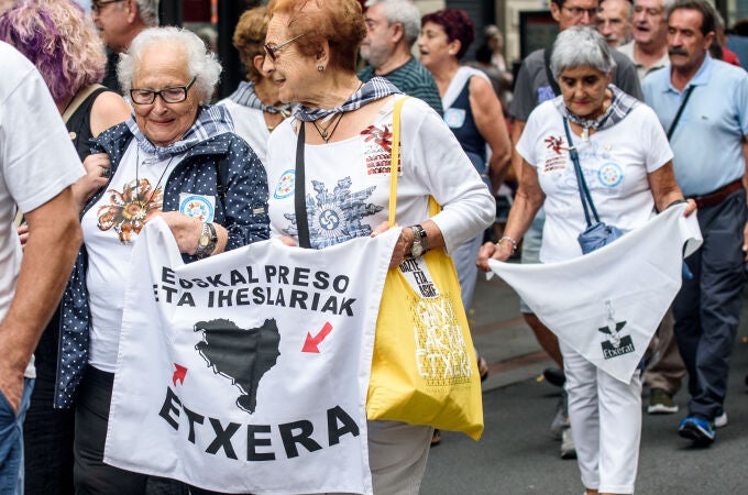 Manifestación por las calles de Bilbao este viernes convocada por la red Sare Herritarra, que trabaja en la defensa de los derechos de los presos de ETA, y las comparsas de Bilbao para reclamar que todos los reclusos de la organización terrorista cumplan condena "en cárceles de Euskal Herria