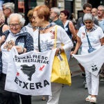 Manifestación por las calles de Bilbao este viernes convocada por la red Sare Herritarra, que trabaja en la defensa de los derechos de los presos de ETA, y las comparsas de Bilbao para reclamar que todos los reclusos de la organización terrorista cumplan condena "en cárceles de Euskal Herria