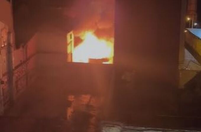 Imagen del incendio que se produjo anoche en unas chabolas de Valencia