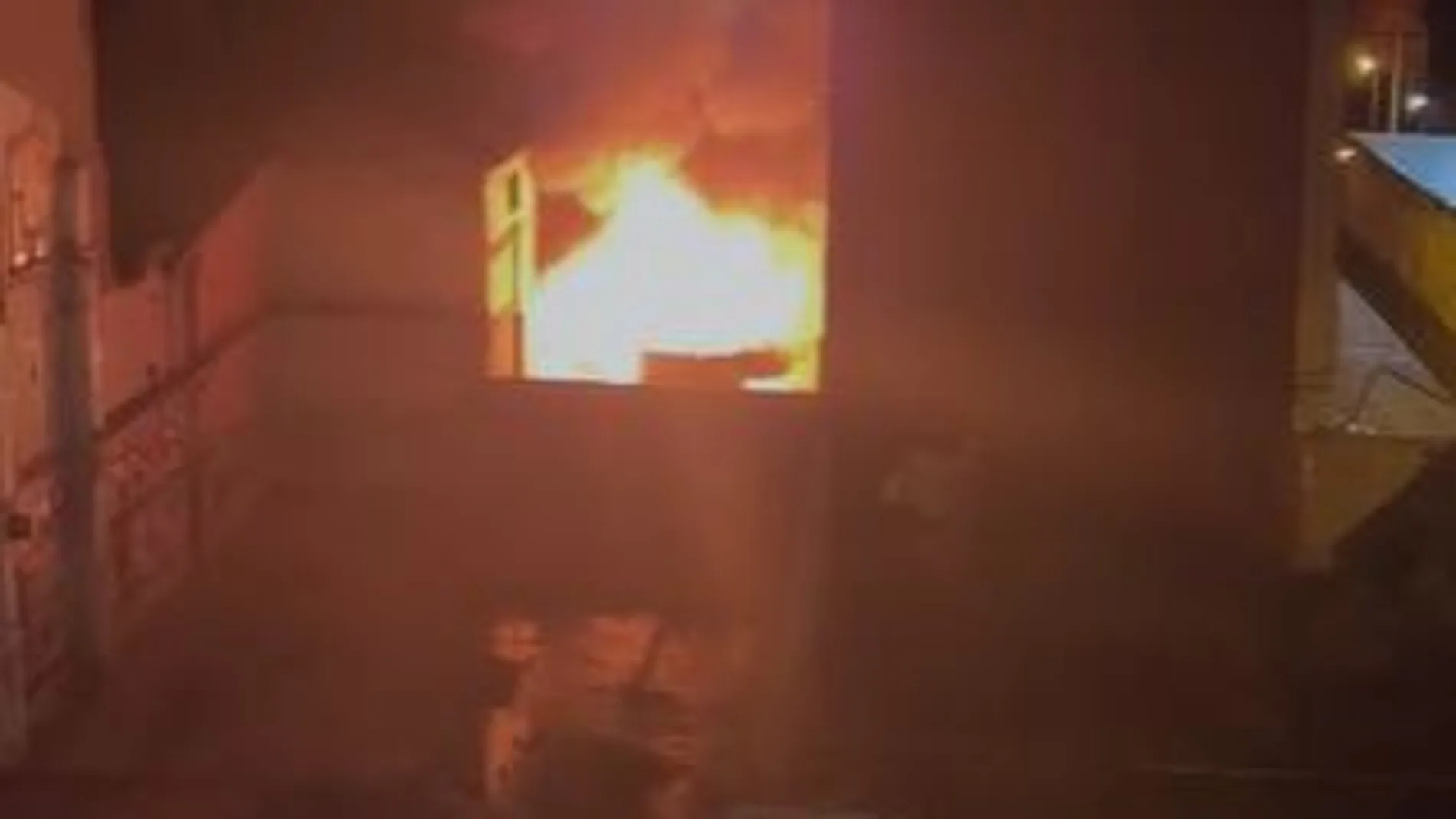 Imagen del incendio que se produjo anoche en unas chabolas de Valencia