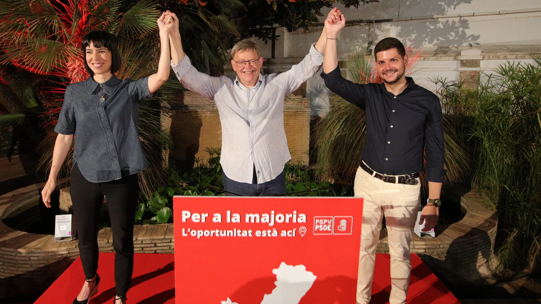El president de la Generalitat y secretario general del PSPV-PSOE, Ximo Puig (c), junto a la ministra de Ciencia e Innovación, Diana Morant (i), y el alcalde de Gandía, José Manuel Prieto