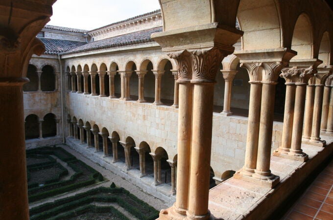 Patio interior del claustro, en el Monasterio de Silos, uno de los iconos amenazados por las llamas