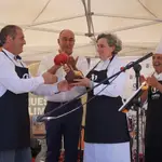  La chef Pepa Muñoz recibe el Tomate de Oro y anima a los asistentes a la Feria del Tomate de Martín Muñoz de las Posadas a consumir Alimentos de Segovia