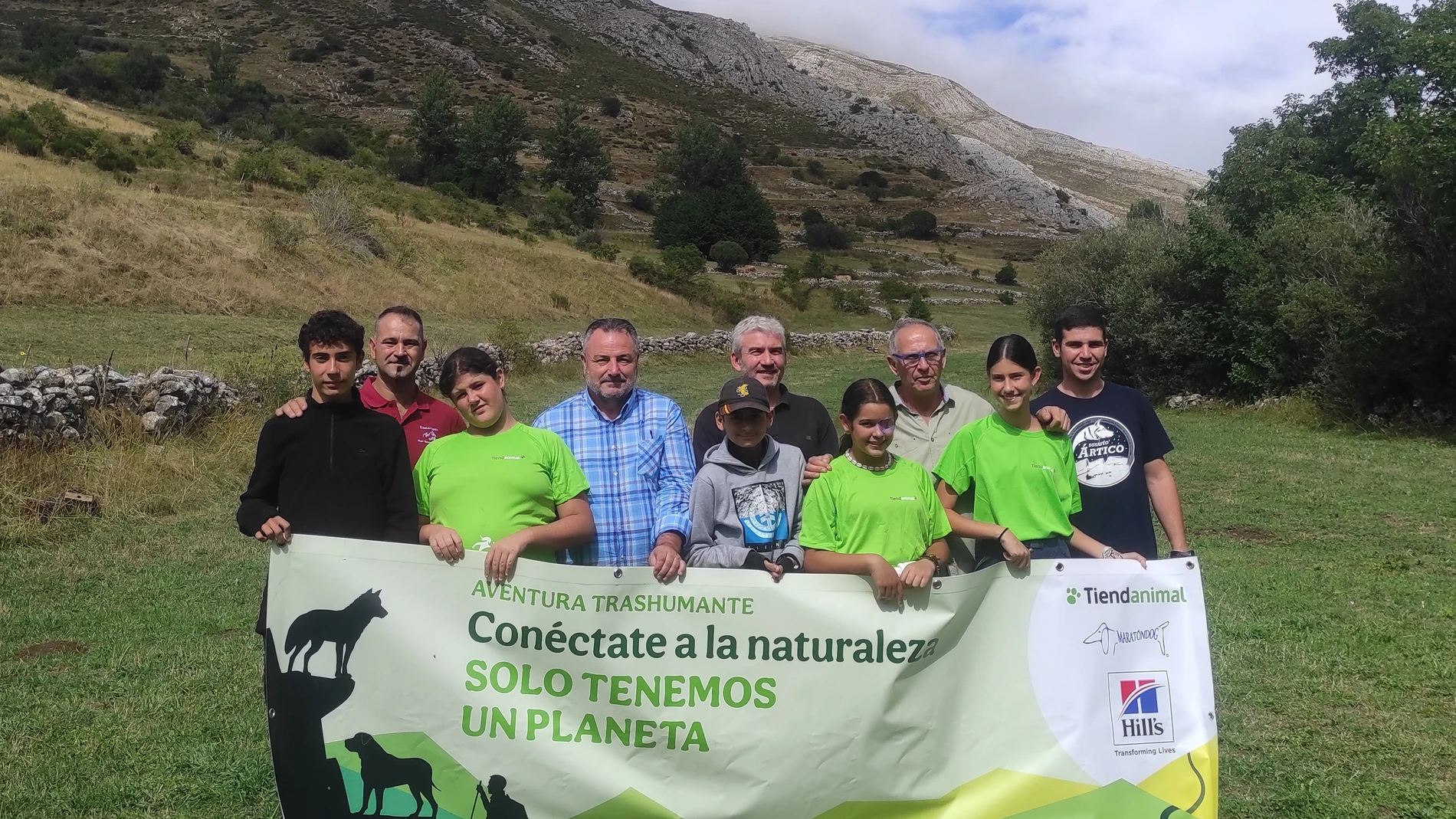Una veintena de jóvenes participa en la iniciativa solidaria ‘Aventura Trashumante’ celebrada en La Cueta (León). En la imagen, junto al presidente de la Diputación de León, Eduardo Morán