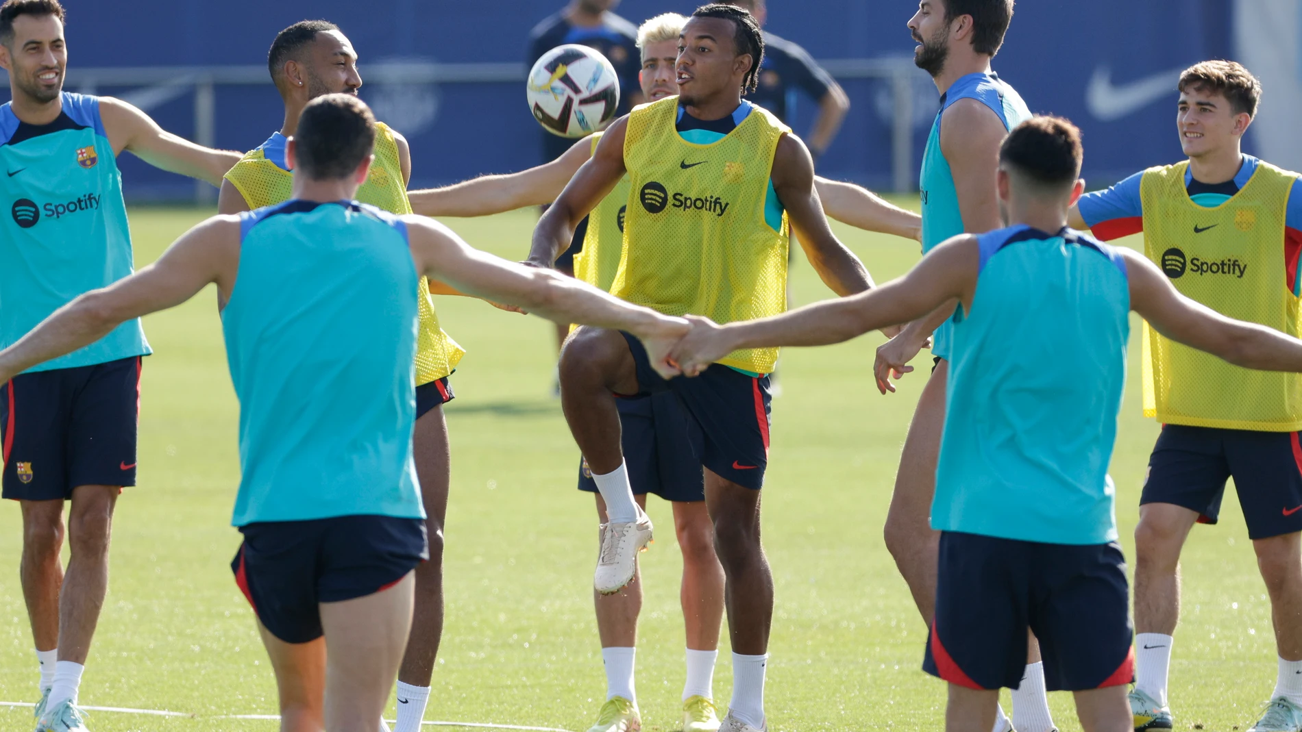 Jules Koundé, en el centro de la imagen con el balón, durante un entrenamiento del Barcelona