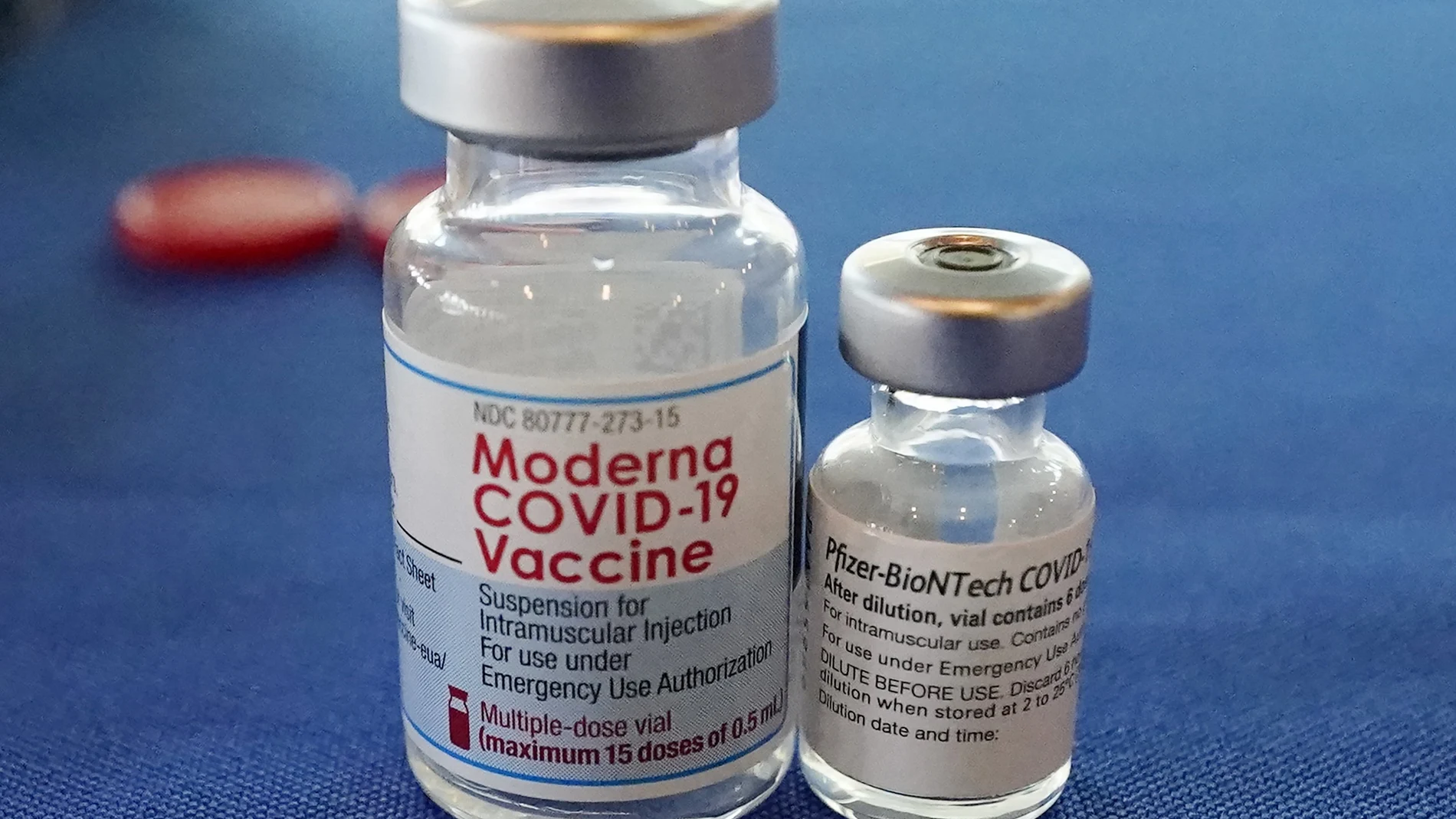 Viales de las vacunas de Moderna y Pfizer contra la Covid-19