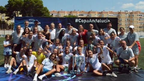 Las campeonas posan con el trofeo, este sábado en San Fernando